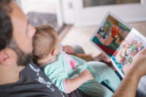 Lire des histoires aux bébés, quelle drôle d’idée ?!